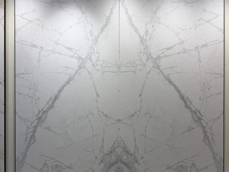 H16322UWO19M THE COLD RIVER IS COVERED IN SNOW