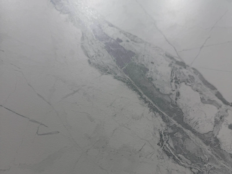 H16322UWO19M THE COLD RIVER IS COVERED IN SNOW