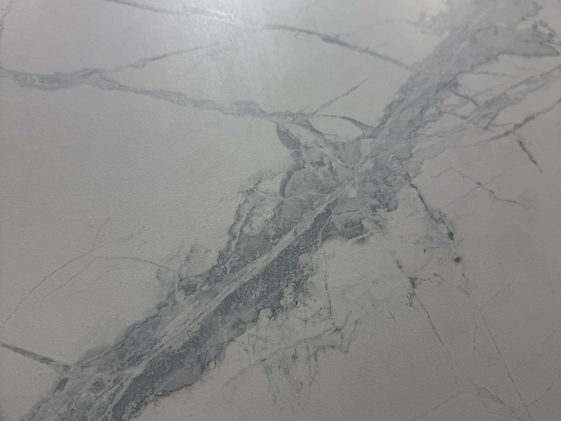 H16322UWO19M THE COLD RIVER IS COVERED IN SNOW